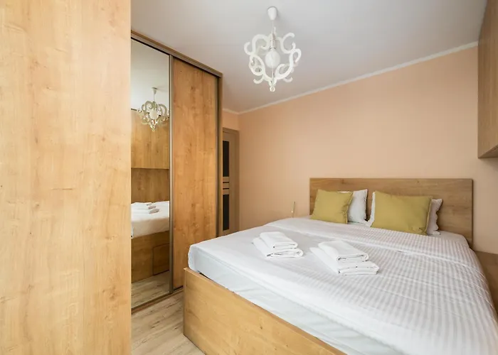 Wawrzyszewska 2-bedroom By Bookinghost شقة