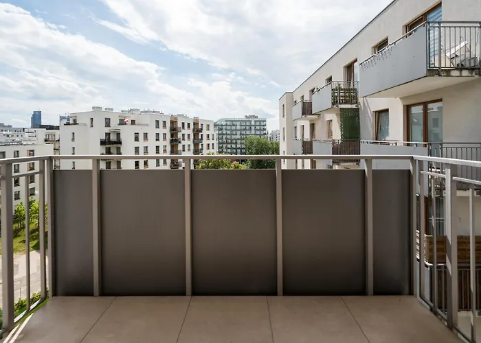 Wawrzyszewska 2-bedroom By Bookinghost شقة